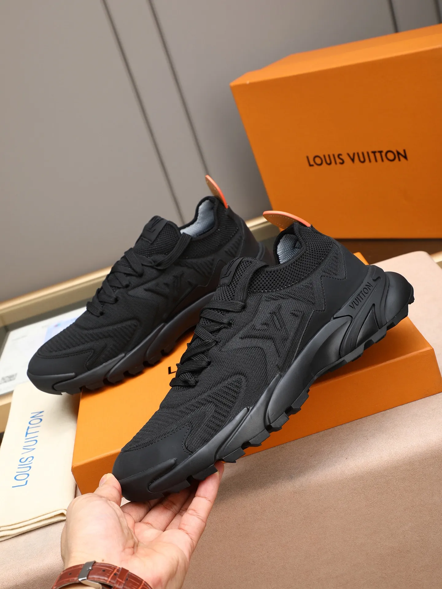Men's Men's Shoes 💰580 LV Louis Vuitton L Jialu Brand Runner Tatic Series Thick Sole Casual Sports Shoes Running Shoes Original purchase, development and production This LV Runner Tatic sports shoe is blended with fly woven fabric material to interpret the inspiration of traditional mountaineering shoes. The LV letters are written on one side, the Louis Vuitton logo, and the light and wear-resistant rubber outsole completes the whole package. The delivery counter is exquisitely packaged🛍📦 ▪️Fabrics: Original imported custom fly-woven fabric ▪️Inner lining: Original custom-made breathable mesh ▪️Sole: Original open-molded anti-slip rubber combination material ▪️Sole thickness: 4CM ▪️Size: Men's 38-44 (45 custom-made)